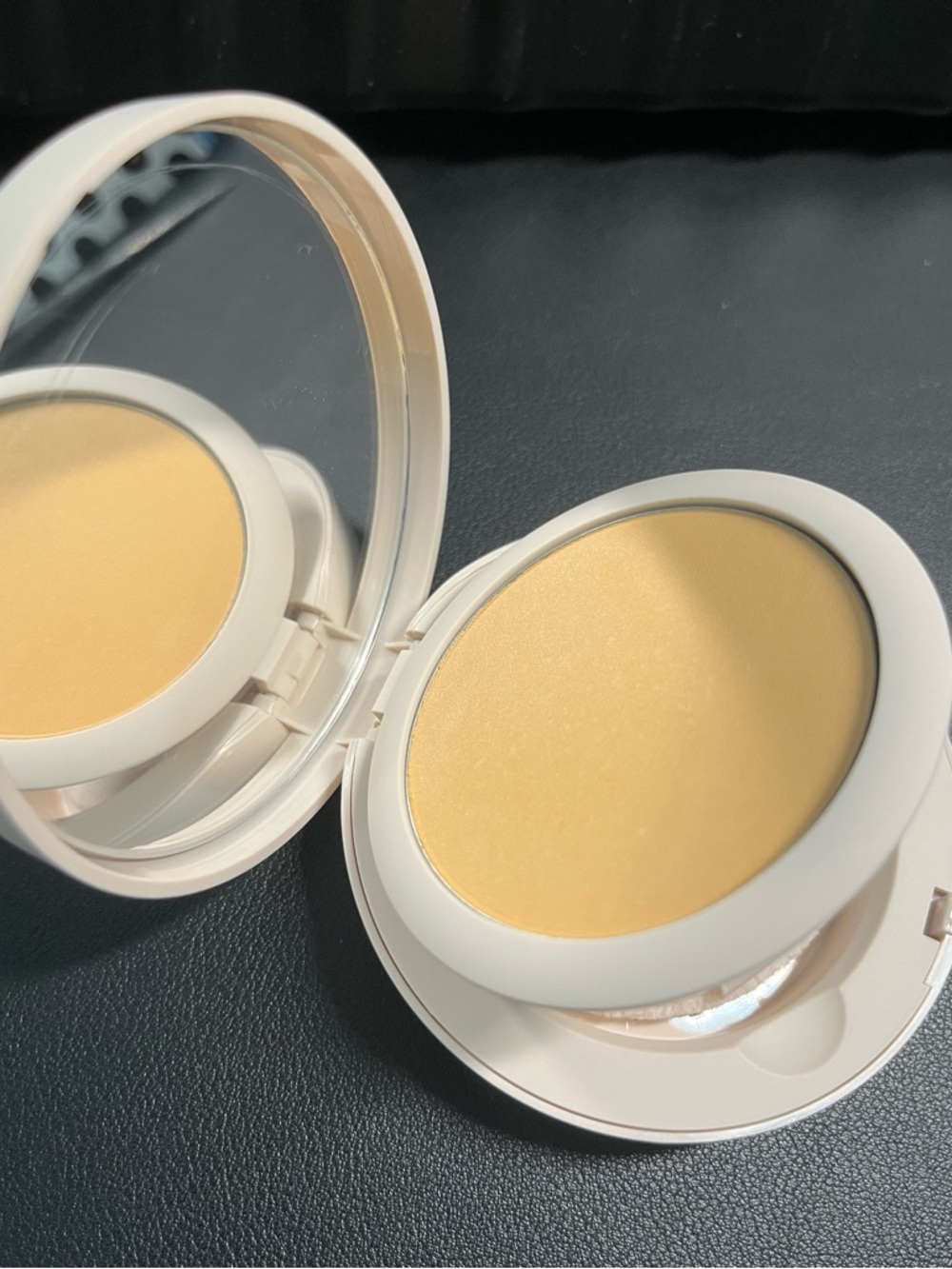 Laura Mercier Translucent Pressed Setting Powder - Translucent Honey. - Picture 6 of 6